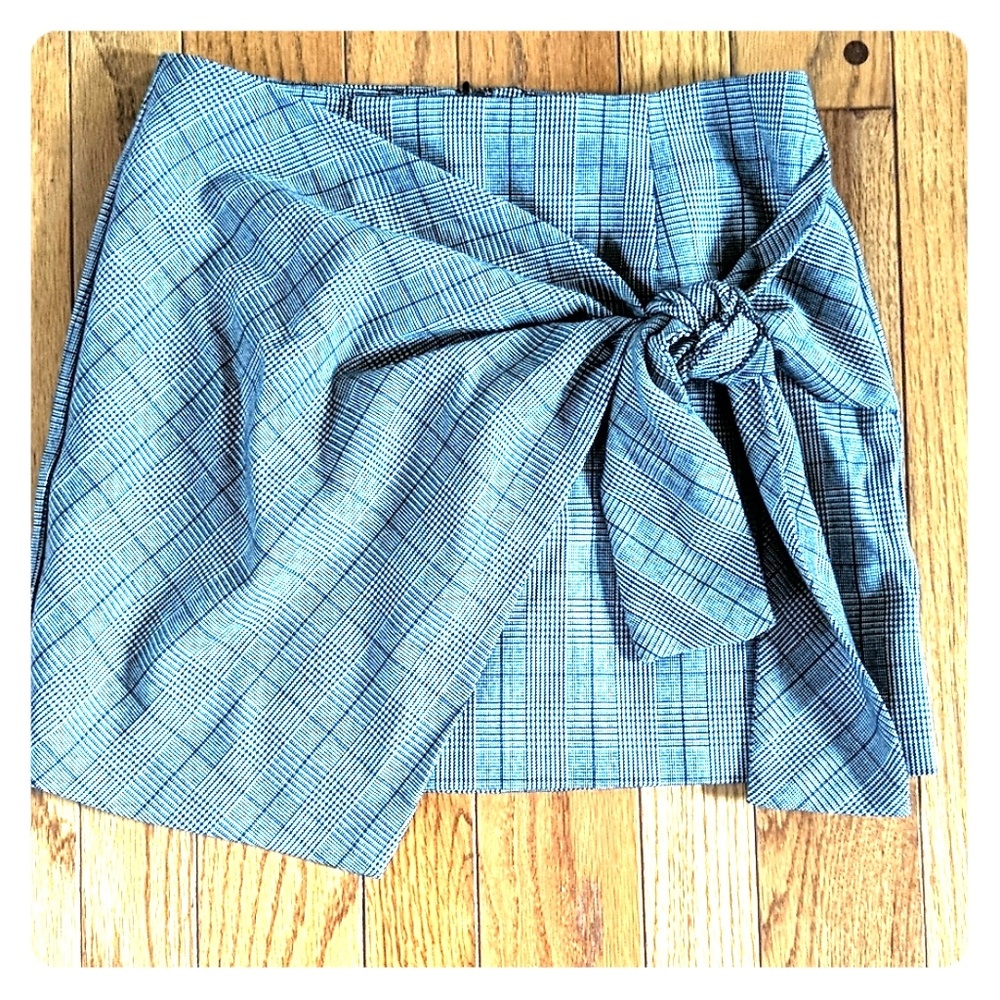 Mini skirt brand new worn once cute tie